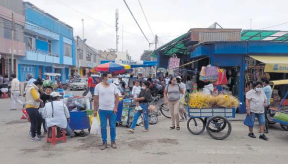 Comuna provincial no pudo realizar el control de los transeúntes. Comerciantes, la mayoría ambulantes, aprovecharon la fiesta de Navidad. (Foto: Augusto Valdivia)