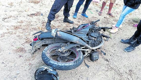 Se conoció que, tras el fuerte impacto, el cuerpo del infortunado motociclista salió volando por varios metros.