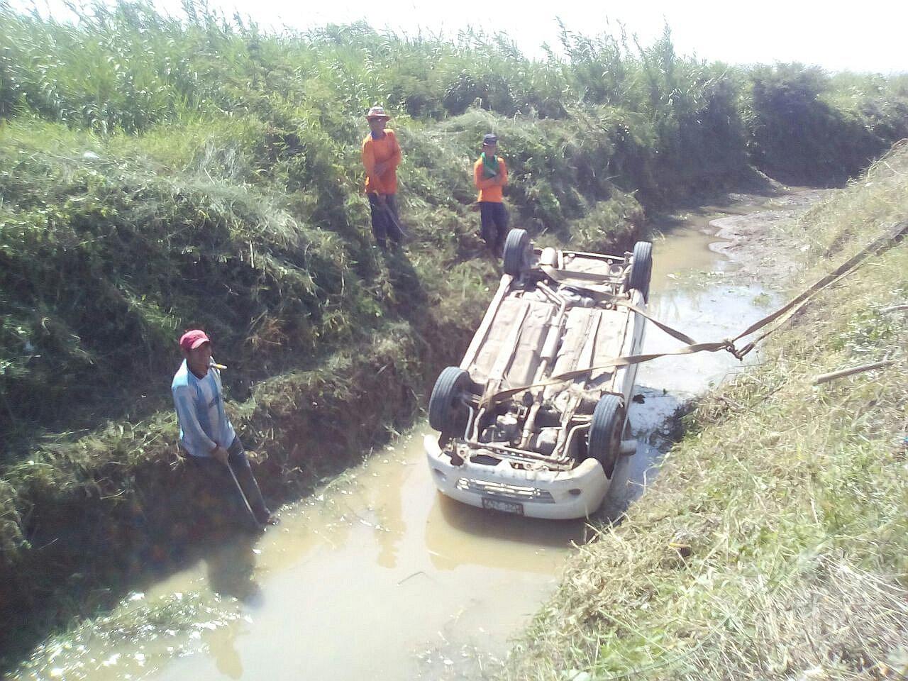 Chiclayo: Taxista salva de morir tras despistarse y caer a un canal de regadío (VIDEO)