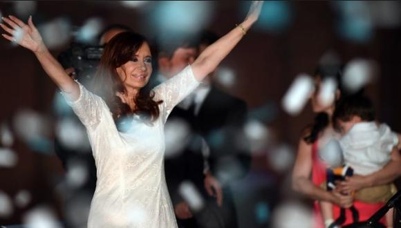 Argentina: Cristina Kirchner se despidió con baño de masas y portazo a Macri