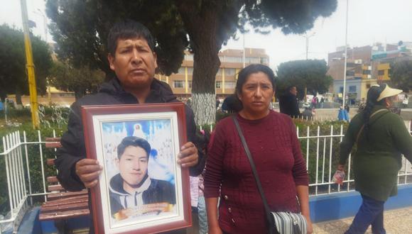 Padres del menor protestaron en la plaza de Armas de Juliaca. Puno. Foto/Difusión.
