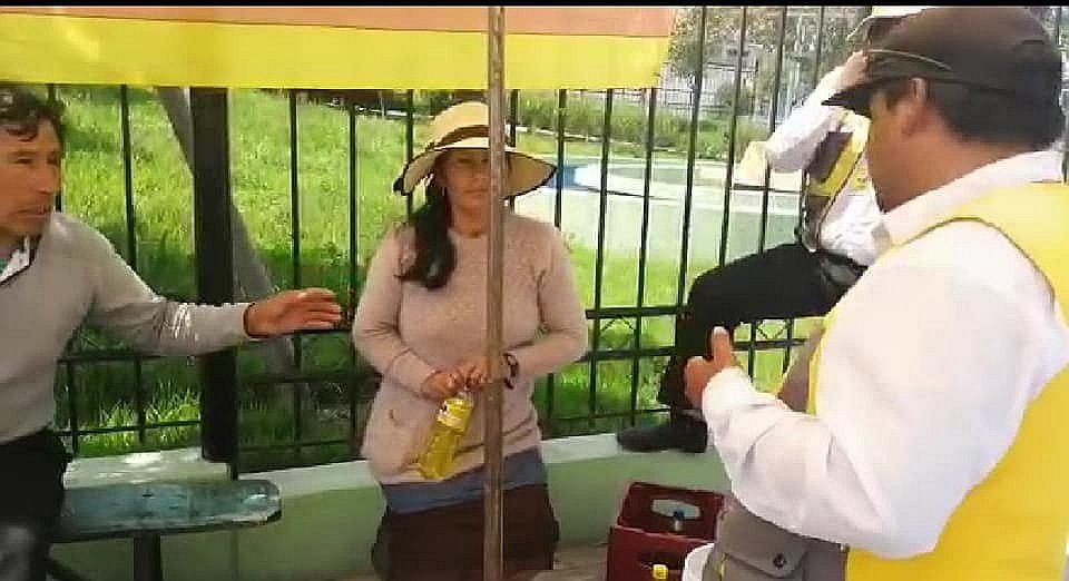 Decomisan licor que consumían en campo deportivo municipal