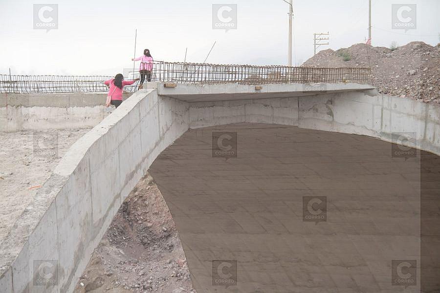 Población de Alto Selva Alegre arriesga su seguridad cruzando puente Huarangal