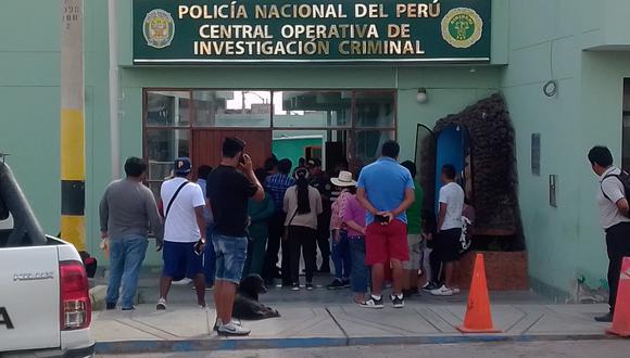 Decenas de padres llegaron hasta la Central Operativa de Investigación Criminal para indagar la situación de sus hijos, otros les trajeron alimentos. (Foto: Adrian Apaza)