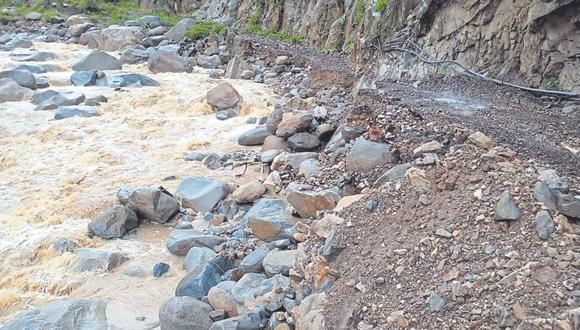 Un gran tramo de la carretera que une Ferreñafe con el distrito de Incahuasi se vio interrumpida, debido a que el cauce del río La Leche provocó el desprendimiento evitando el pase de vehículos. Mientras que en la vía Chongoyape - Chota, los ómnibus quedan atrapados entre las turbulentas aguas.