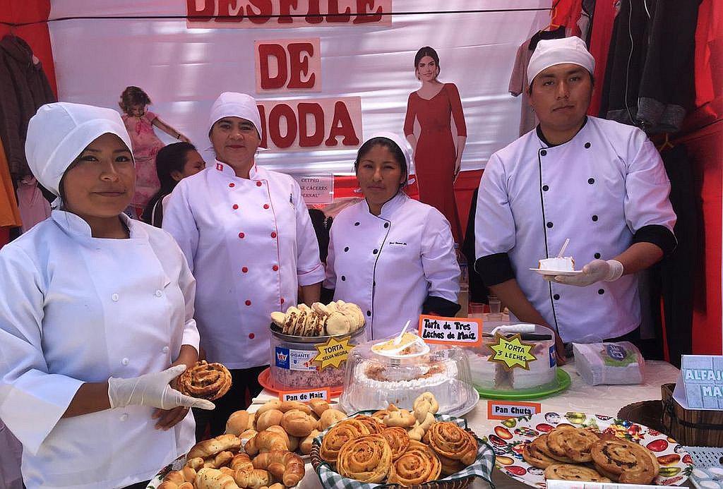 Maquillaje, diseño y costura de vestidos son la tendencia