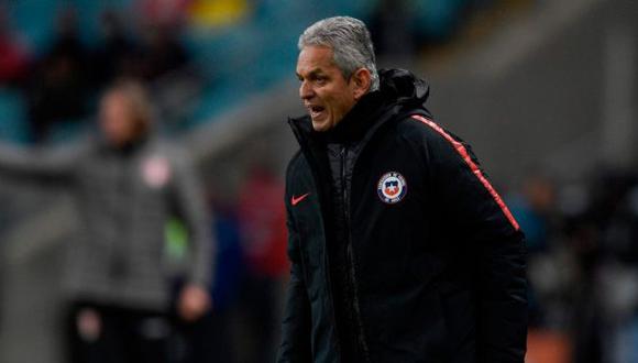 Reinaldo Rueda sigue siendo cuestionado en Chile por no ir a Qatar 2022. (Foto: AFP)