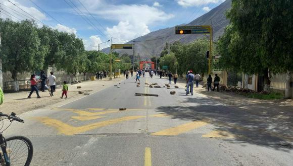 Transportistas acatan paro y bloquean ingreso a Huánuco a la altura del puente Huallaga. / Foto: Edgar Falcón