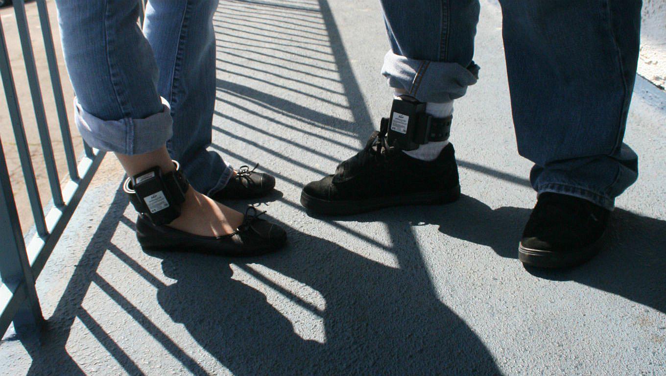 Gestantes y adultos mayores serán los primeros en usar grillete electrónico