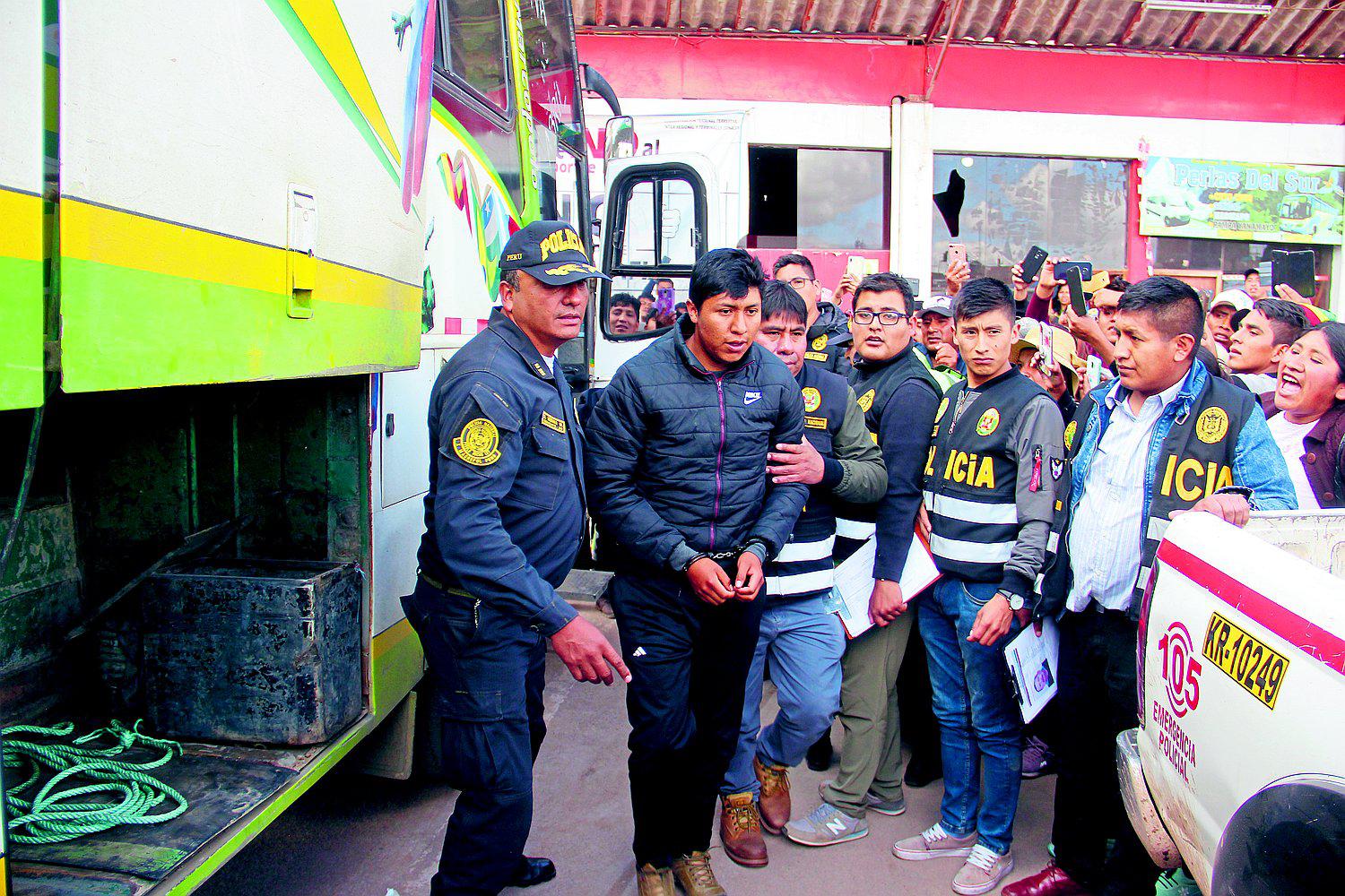 Policías detienen a hombres armados con tres pistolas en bus que venía de Sandia