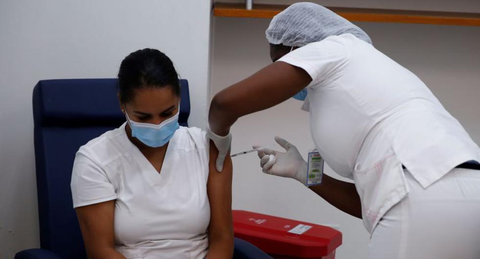 Una enfermera le aplica a otra enfermera una vacuna contra el COVID-19 en el Hospital Universitario del Valle del Cauca, en Cali (Colombia).(EFE/ Ernesto Guzmán Jr).