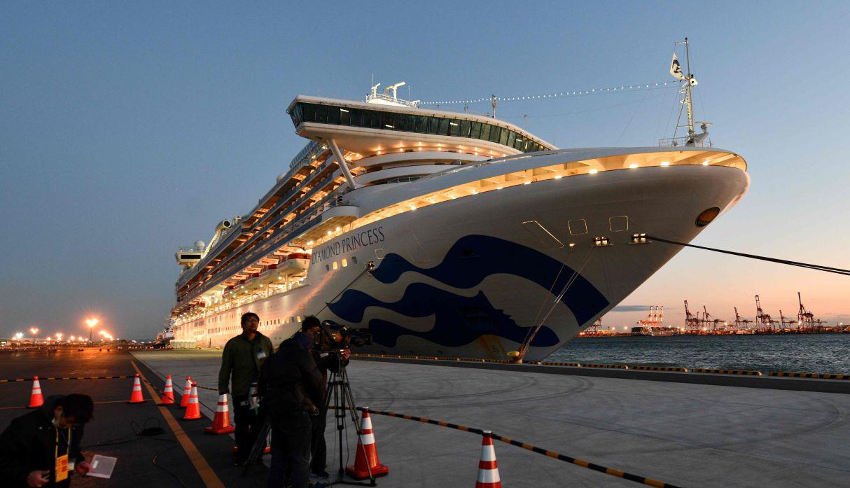El crucero Diamond Princess con más de 3.000 personas se encuentra anclado en cuarentena frente al puerto de Yokohama. (AFP)