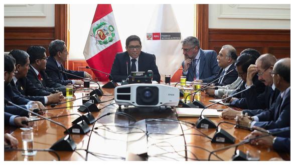 ​Vicente Zeballos se reúne con los gobernadores regionales