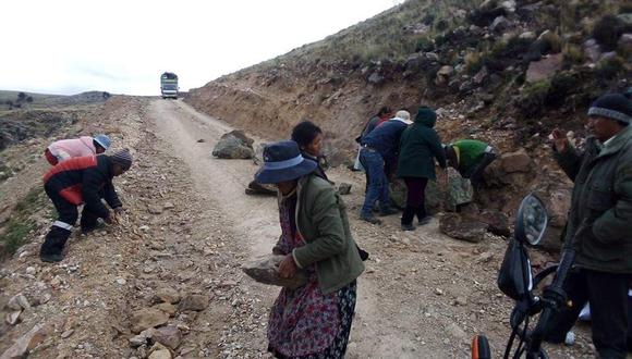 Pobladores del sector Viluyo Orccowaranca, bloquearon la carretera que lleva al botadero Municipal Pinayani.
