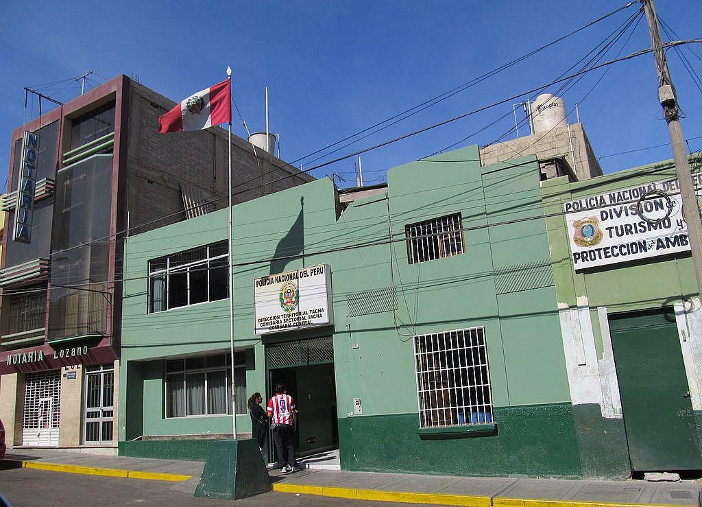 Iracundo hombre golpea a mujer y daña vitrina de negocio en el cercado