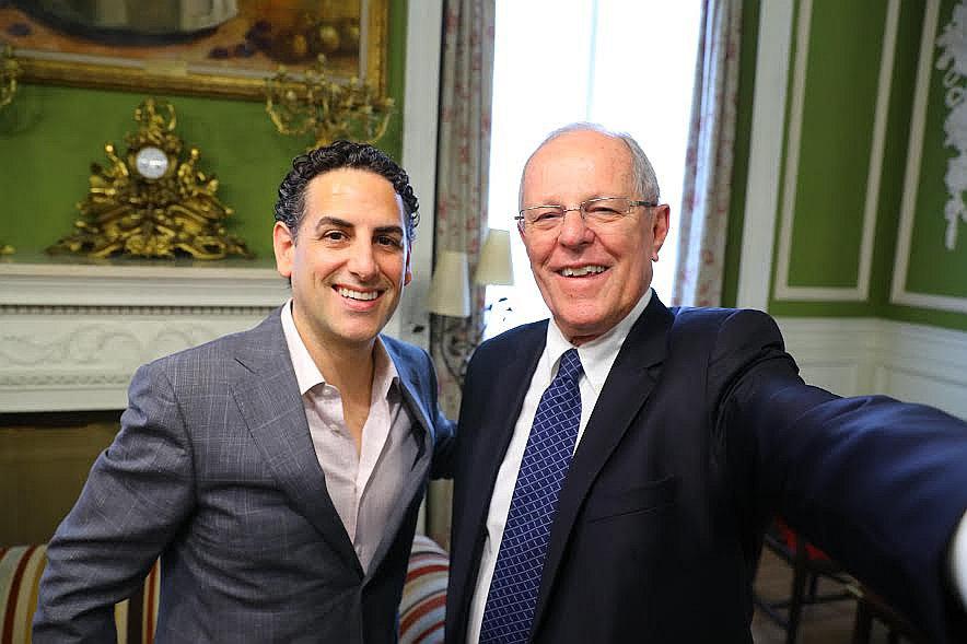 Juan Diego Flórez y PPK se reúnen en Madrid e invitan a concierto por damnificados 