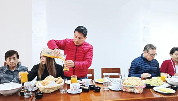 Candidato al Gobierno Regional de La Libertad por Trabajo Más Trabajo compartió desayuno junto a su familia y Martín Sifuentes, aspirante a la alcaldía de Trujillo. (Foto: Deyvi Mora)