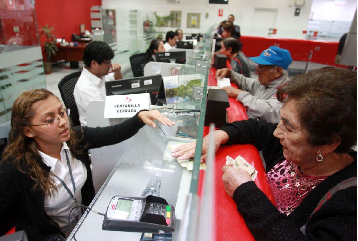 Los trabajadores del SAT ayudarán en las agencias del Banco de la Nación en la entrega del bono de 380 soles. (GEC)