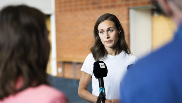 La primera ministra de Finlandia, Sanna Marin, responde a las preguntas de los periodistas el 18 de agosto de 2022 en Kuopio, Finlandia. (Foto: Matias HONKAMAA / LEHTIKUVA / AFP)