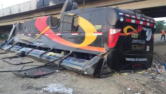 Vehículo mayor que trasladaba trabajadores de empresa agroindustrial de Olmos cayó a un río seco causando la tragedia en Navidad.