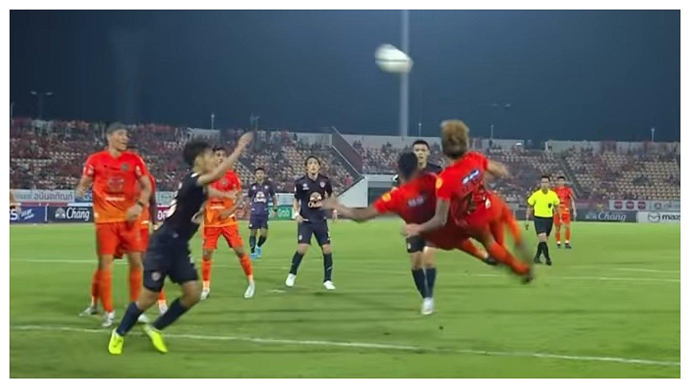 ​Increíble doble 'chalaca' termina en un golazo a lo Súper Campeones (VIDEO)