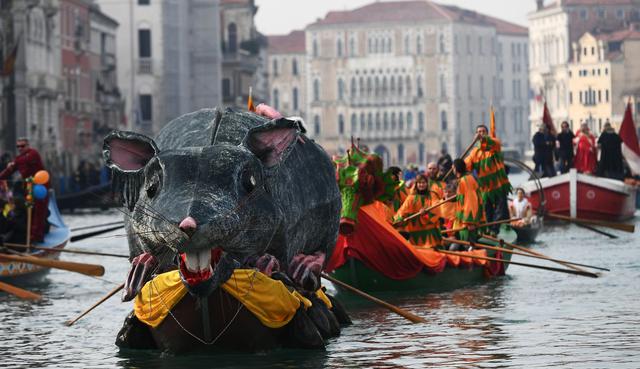 El  'Pantegana' salió aperturando el carnaval por el Gran Canal como ya es tradicional. (AFP).