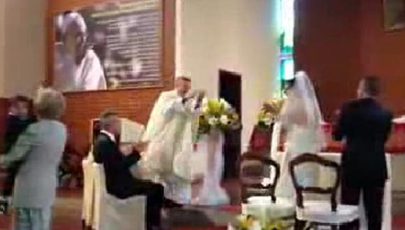 Sacerdote sorprende a novios con divertido baile (VIDEO) | MUNDO | CORREO