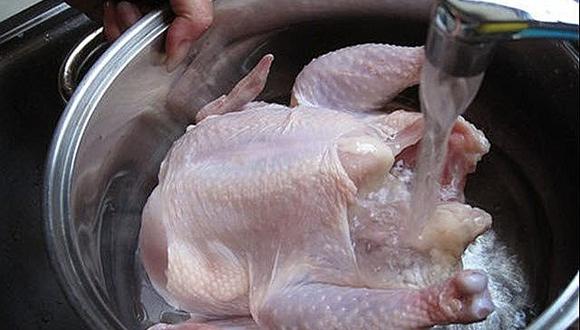 La mejor manera de matar las posibles bacterias del pollo no es lavándolo 