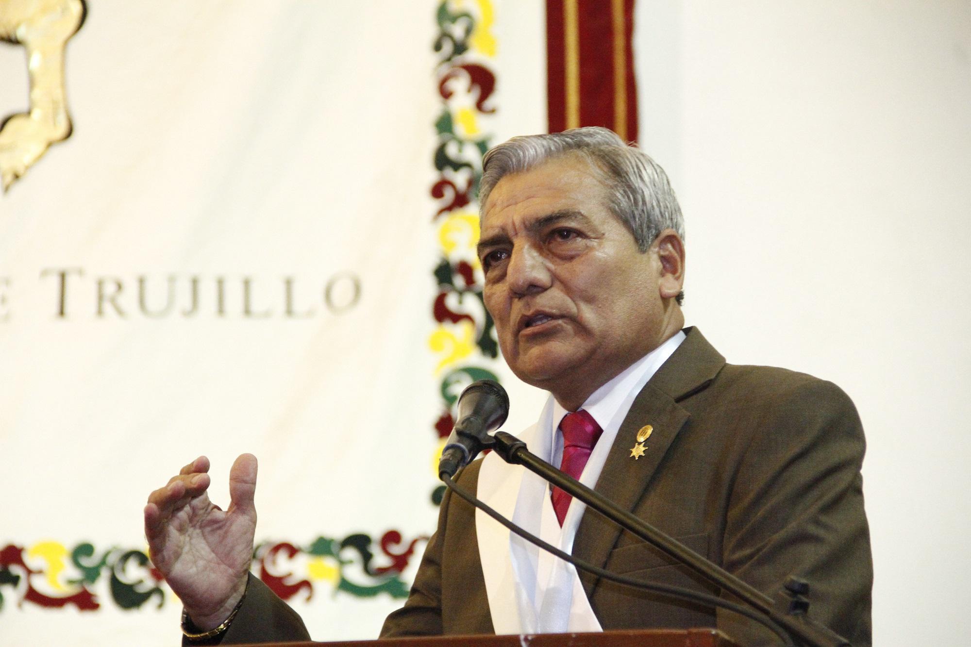 Elidio Espinoza juramentó como alcalde de Trujillo