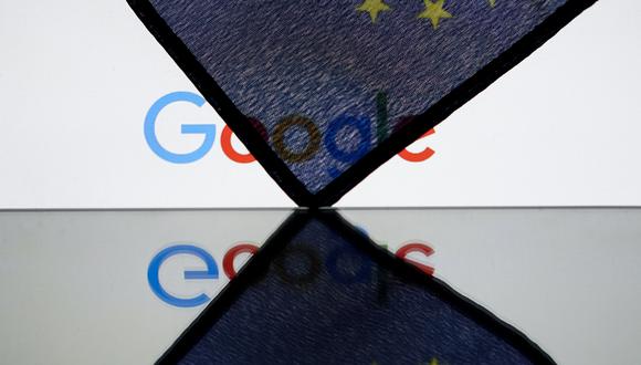 This illustration picture shows the US multinational technology and Internet-related services company Google logo behind a European flag on February 14, 2020 in Brussels. (Photo by Kenzo TRIBOUILLARD / AFP)