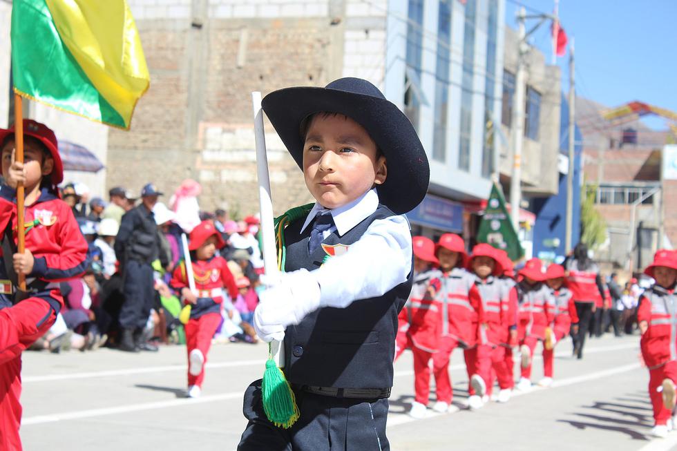 ​Niños visten camiseta peruana y escolta luce de rojo y blanco en desfile (FOTOS)