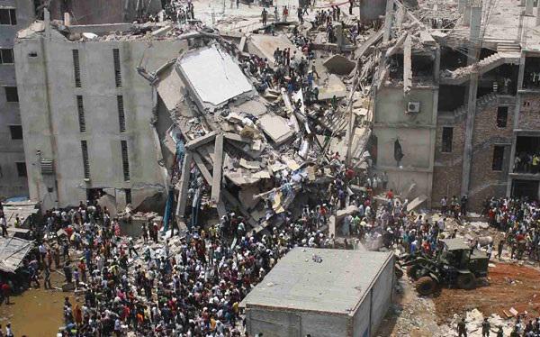 Bangladesh: Derrumbe de edificios deja al menos 100 muertos. 