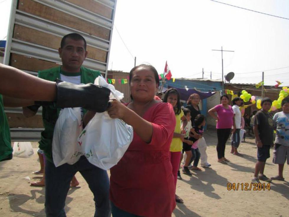 Precandidato a Lima: Reparten pescado junto a imagen de Rafael Santos ...¿por votos?  (Fotos)