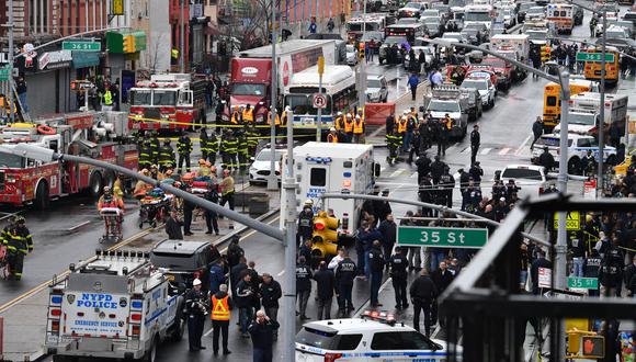 Miembros del Departamento de Policía de Nueva York y vehículos de emergencia llenan las calles después de que al menos 13 personas resultaran heridas durante un tiroteo en hora pico en una estación de metro en el distrito de Brooklyn de Nueva York. (Foto: ANGELA  WEISS / AFP)