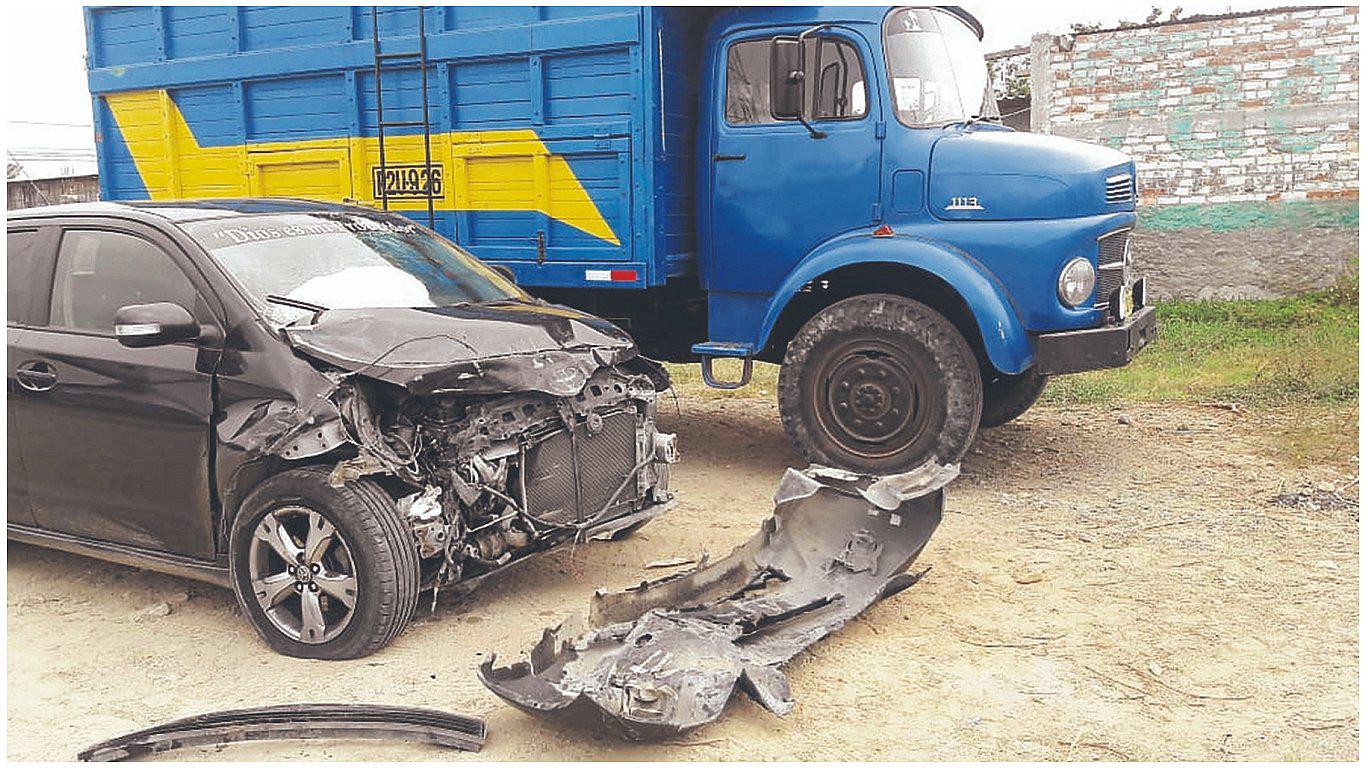 Seis personas heridas deja choque entre un automóvil y un camión