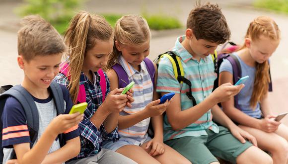 Francia prohíbe a niños el uso del celular en el colegio desde este año 