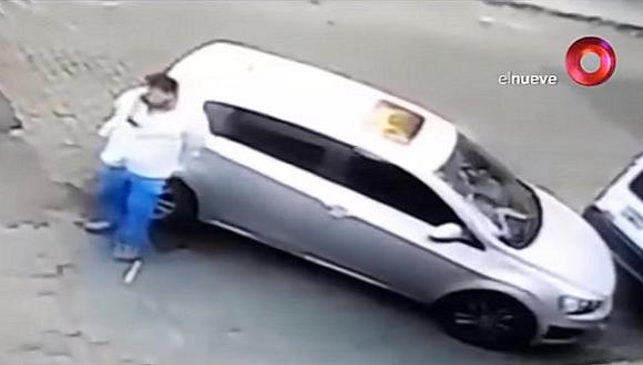 ​YouTube: mira lo que hace este hombre con auto mal estacionado en la puerta de su casa
