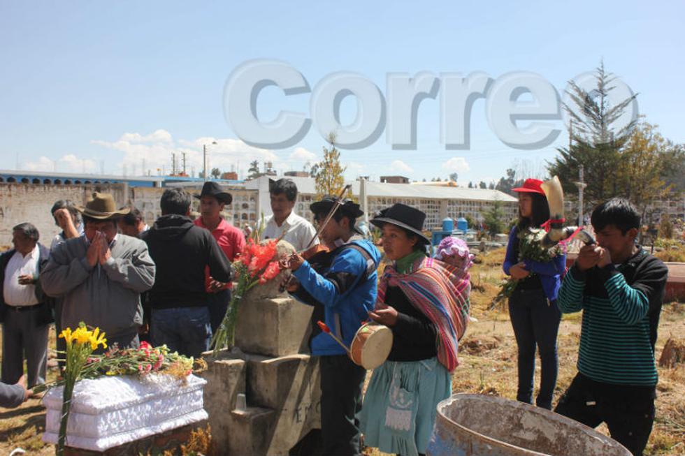 Exhuman restos de mujer  a ritmo de santiago (VIDEO)