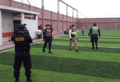 Coronavirus: intervienen a 16 jóvenes jugando y bebiendo en cancha de fulbito cerrada en Tacna