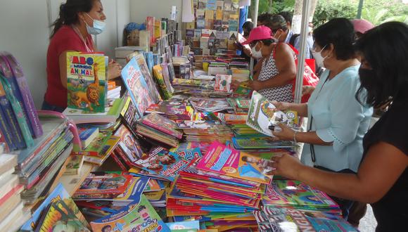 Cientos de piuranos acudieron en el primer día de la I Feria del Libro Infantil y Juvenil en Piura.