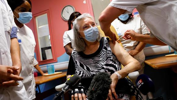 Mauricette, una ex asistenta de hogar de 78 años, se convirtió este domingo en la primera persona en Francia en recibir la vacuna. (Foto:  EFE/EPA/THOMAS SAMSON / POOL MAXPPP OUT)