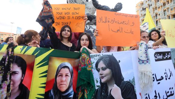 Mujeres kurdas y libanesas participan en una manifestación en el distrito del centro de la capital, Beirut, el 21 de septiembre de 2022, días después de que las autoridades iraníes anunciaran la muerte de Mahsa Amini, que había estado detenida en la capital, Teherán, por presuntamente llevar un hiyab en la cabeza. una forma "impropia". (Foto de ANWAR AMRO / AFP)