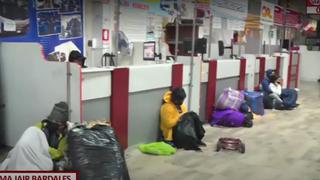 Personas duermen en terminal de Yerbateros y precios de pasajes se triplican por Fiestas Patrias