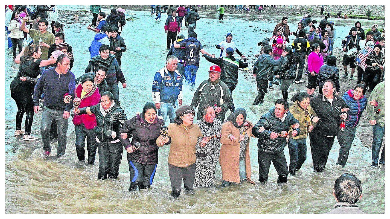 El Takanakuy: la fiesta que se celebra en medio del río y de madrugada (VIDEO)