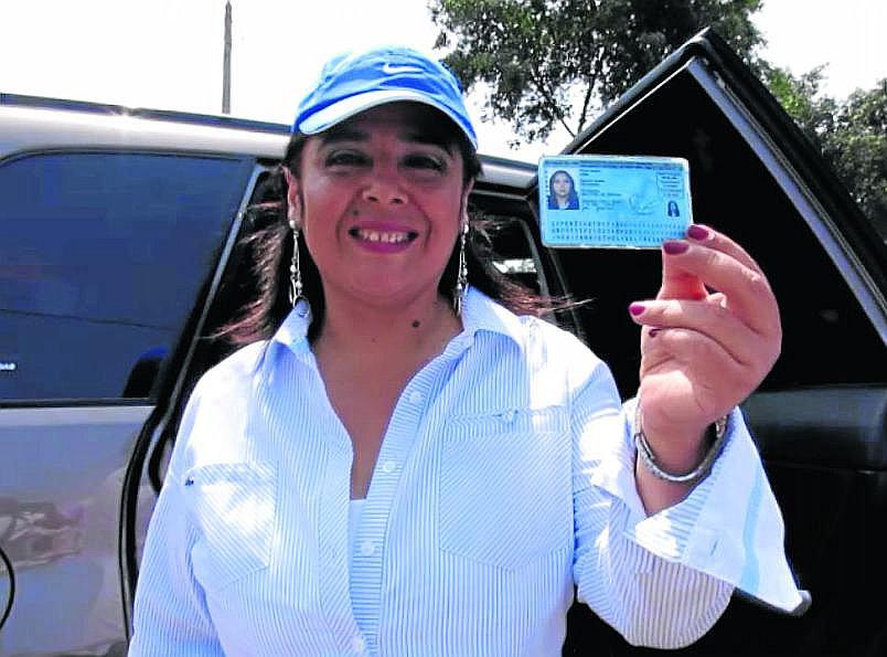 Congresista Ana Jara recibió críticas al acudir a votar