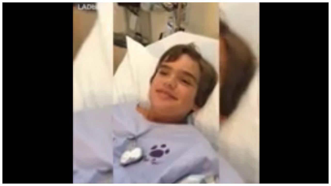 YouTube: Se atoró con silbato y su mamá no aguantó reírse cuando lo escuchó hablar (VIDEO)