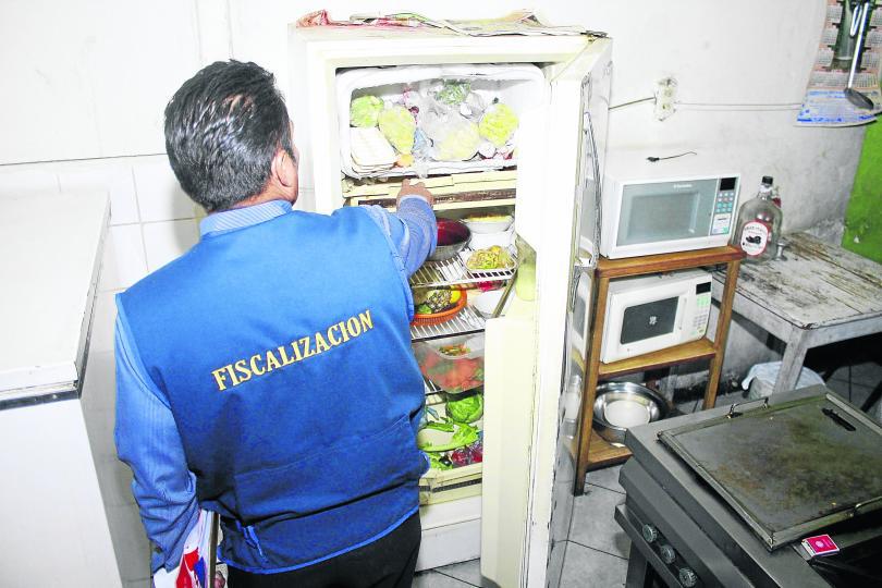 Cierran 5 restaurantes insalubres en la Plaza de Armas de Arequipa