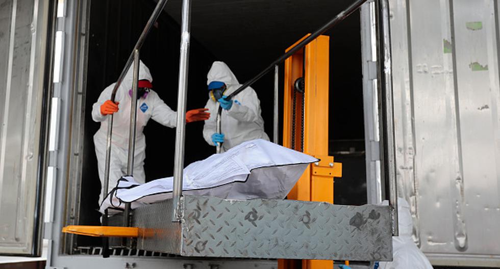 QUITO, ECUADOR - APRIL 22: Health workers move the body of a deceased patient to one of the five refrigerated containers ready to stock up to 200 bodies of victims of COVID-19 each at Parque Bicentenario on April 22, 2020 in Quito, Ecuador. Ecuador is the second worst-hit country in the region, only after Brazil. According to Johns Hopkins University, Ecuador has confirmed over 10,400 positive cases of COVID-19 and 530 deaths. Local authorities believe the numbers are higher due to low diagnoses and testings. (Photo by Franklin Jacome/Agencia Press South/Getty Images)