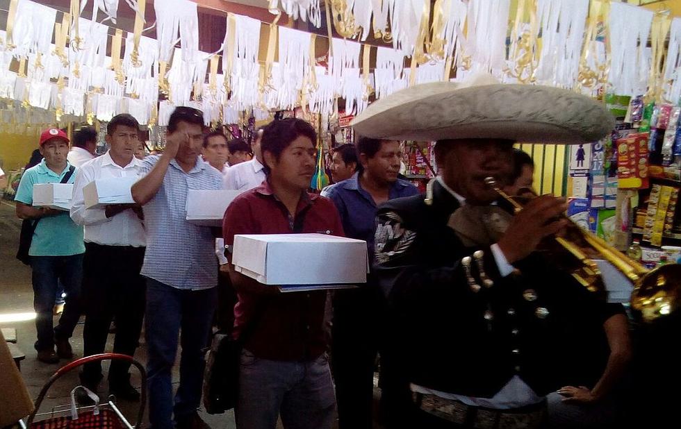 Primer mercado de Alto de la Alianza celebra Bodas de Oro con paseo de la bandera