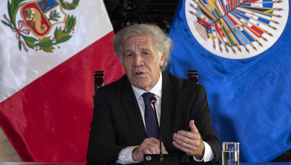 El Secretario General de la Organización de los Estados Americanos (OEA), uruguayo Luis Almagro, brinda declaraciones a la prensa en el Palacio Presidencial en Lima, el 4 de octubre de 2022. (Foto por Cris BOURONCLE / AFP)